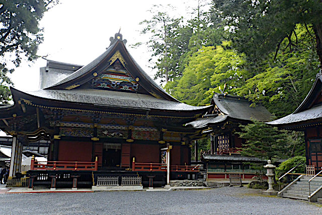 三峯神社・拝殿と本殿