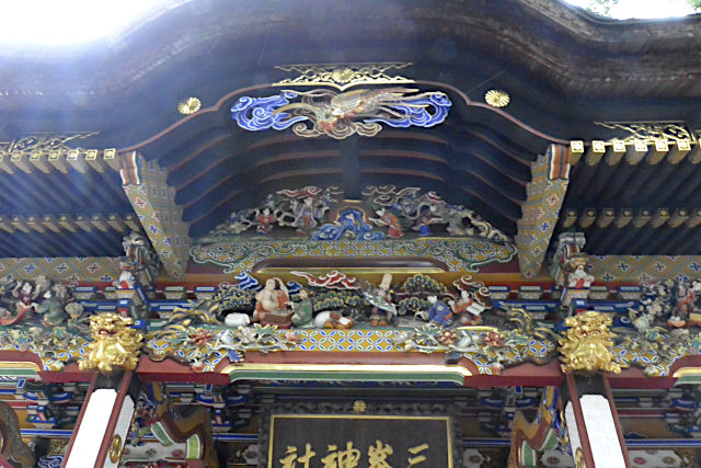 三峯神社・拝殿の彫刻