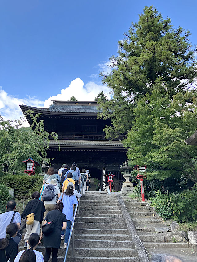 大善寺ぶどう寺の聳え立つ山門