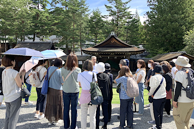 身曾岐神社の能楽殿前