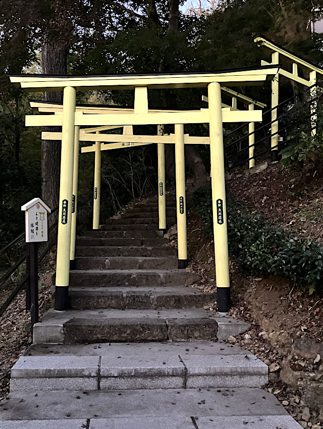 七色の鳥居・黄色