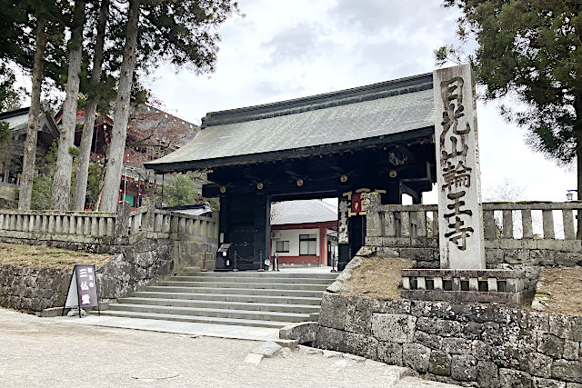 日光輪王寺（三仏堂）の前