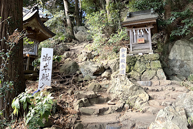 大甕神社・本殿へ