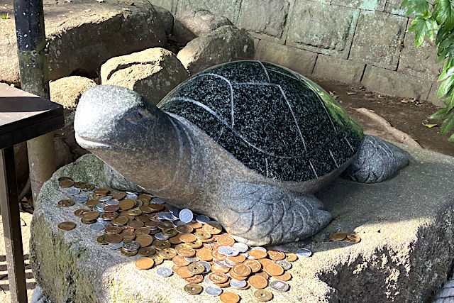 幸運の亀の石像