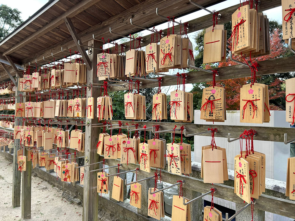 竈門神社　絵馬には鬼滅の刃のイラストも