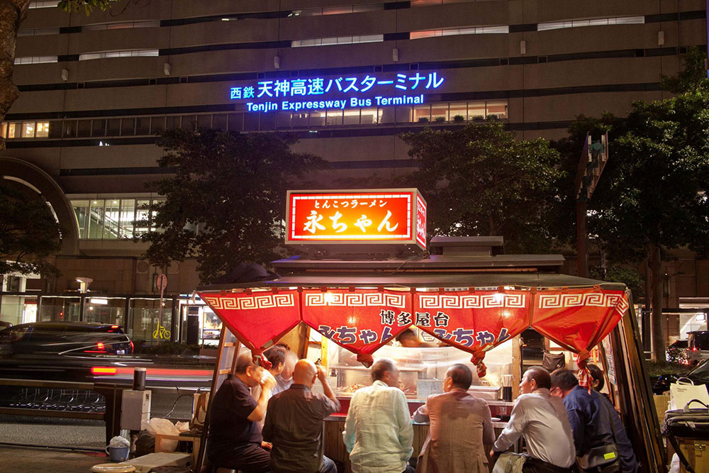 夜の自由時間は屋台で食べ歩きも※写真提供：福岡市