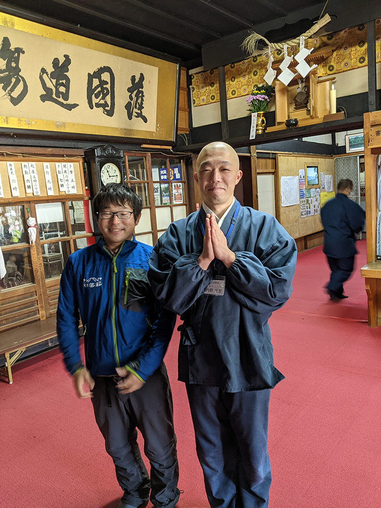 清水房の内野上人(写真右)