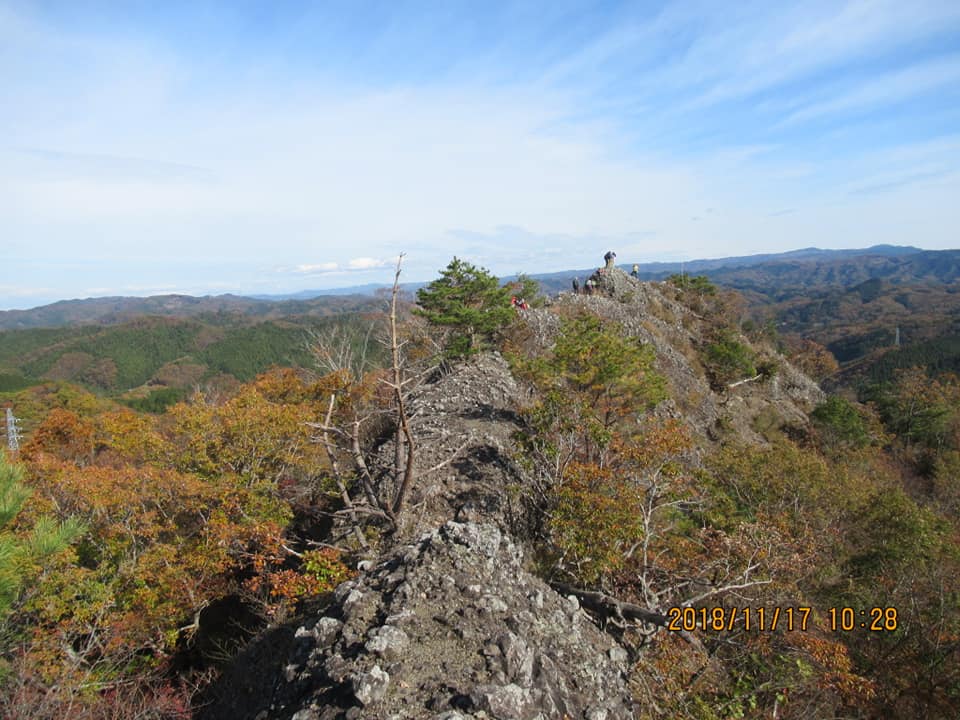 山頂は岩場です