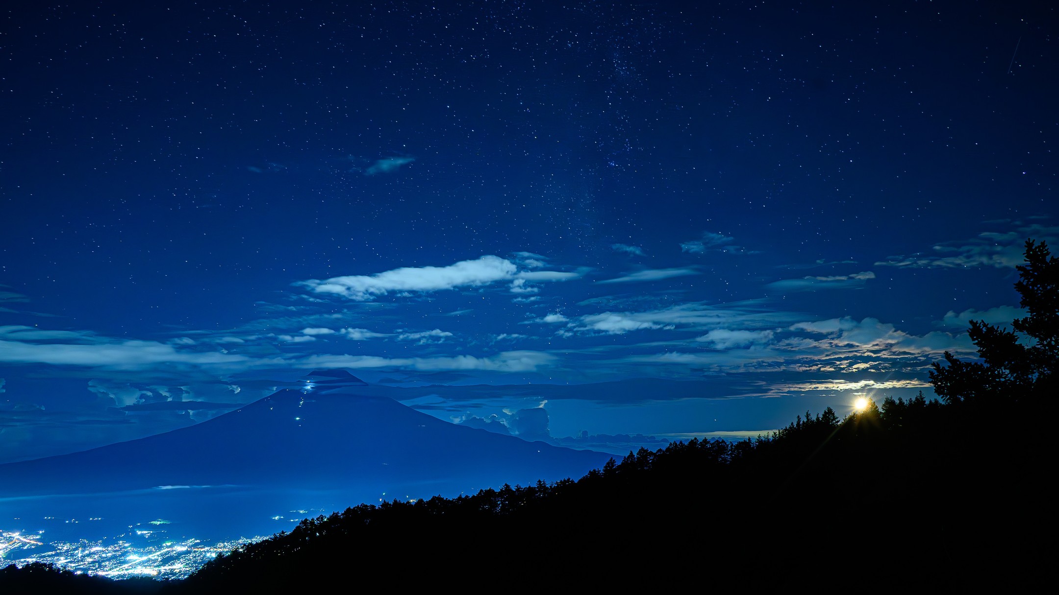 山荘からの夜の富士山(イメージ)